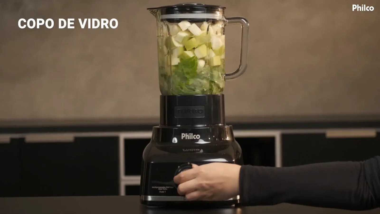 Liquidificador Philco processando suco verde na jarra de vidro