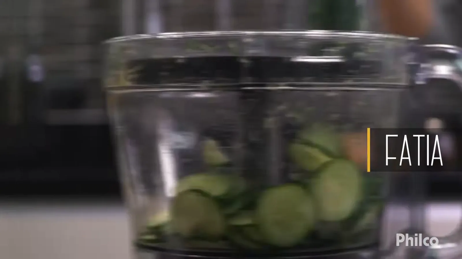 Disco fatiador do multiprocessador cortando rodelas finas de pepino
