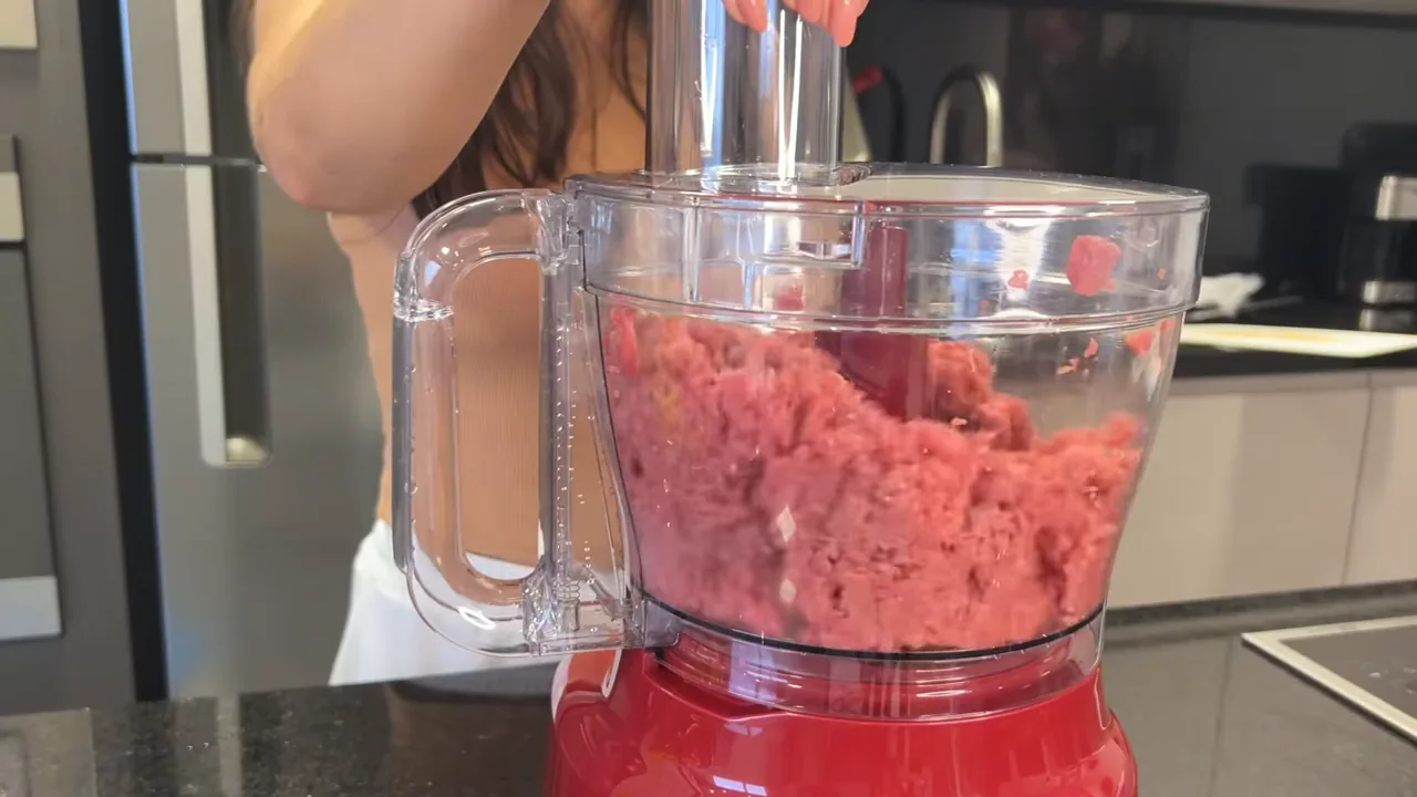Multiprocessador Philco moendo pedaços de carne crua com facilidade