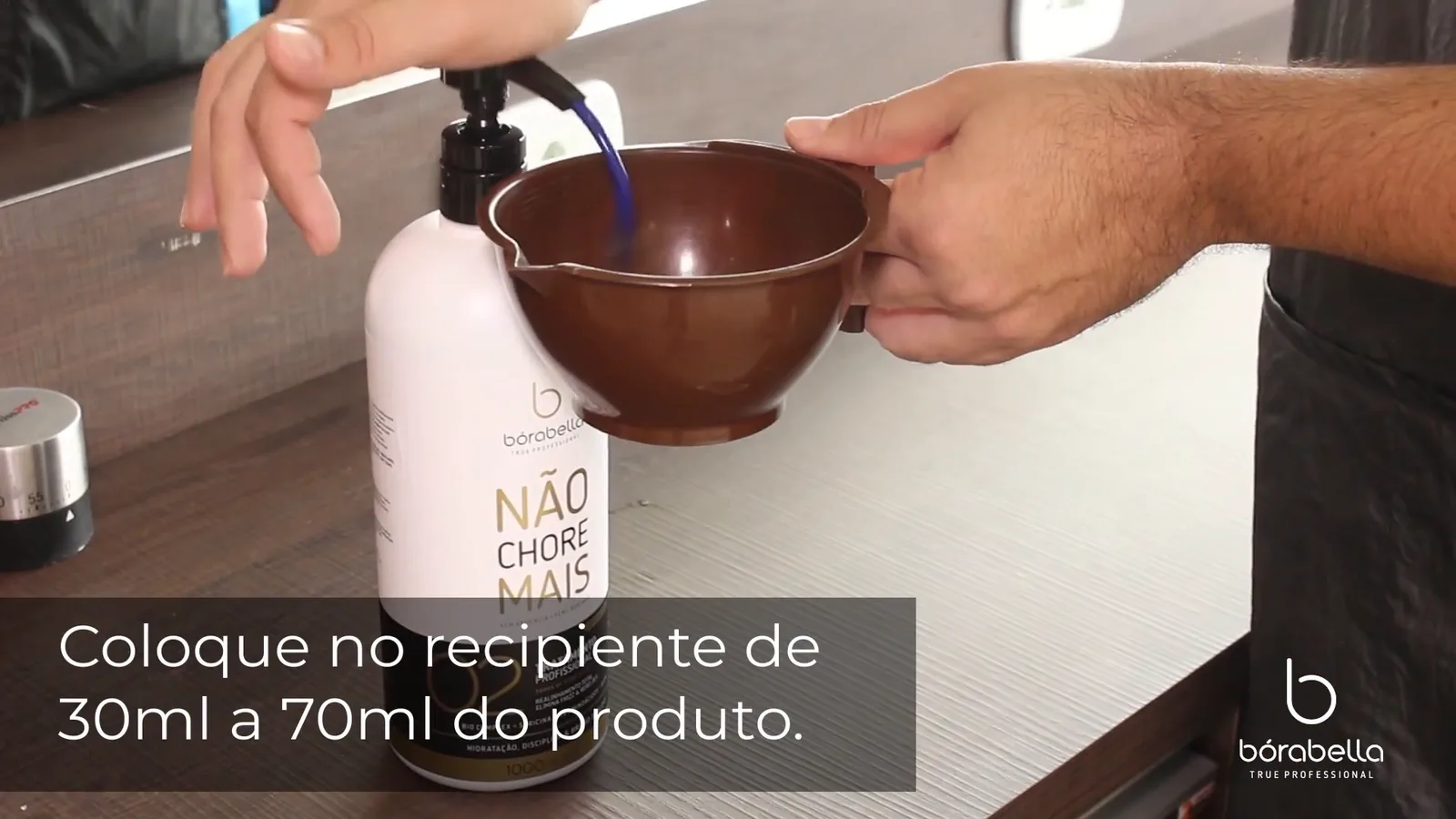Passo 2 da Borabella Não Chore Mais sendo dosado no pote