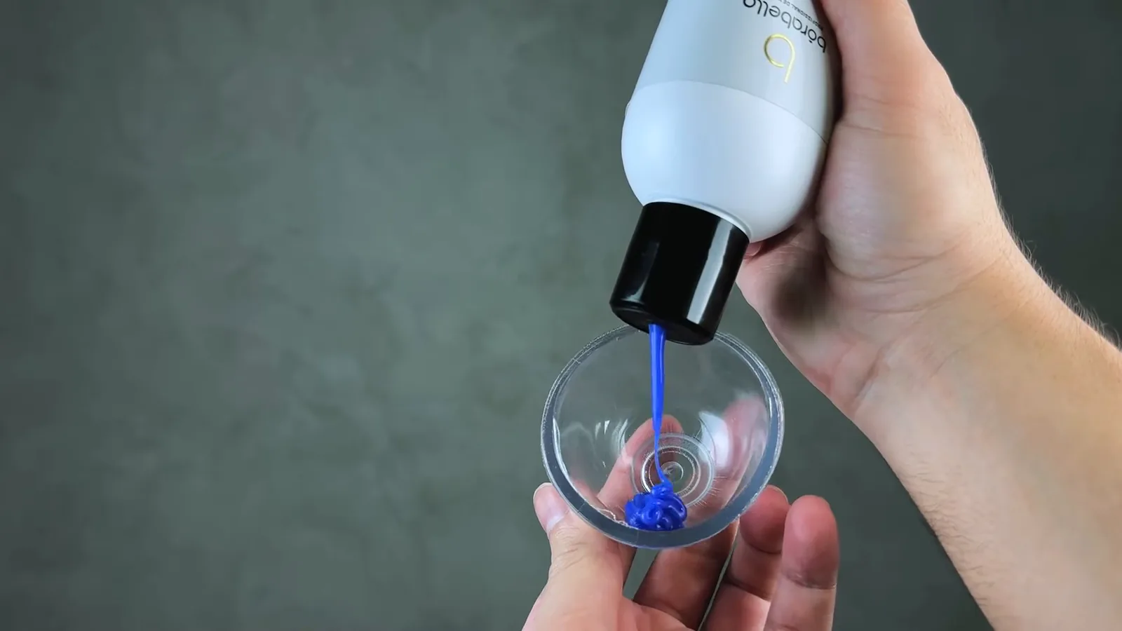 Creme alisante com pigmento roxo sendo colocado em recipiente de vidro