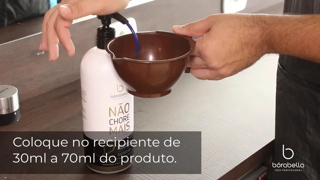 Profissional dosando o produto Borabella Não Chore Mais no recipiente