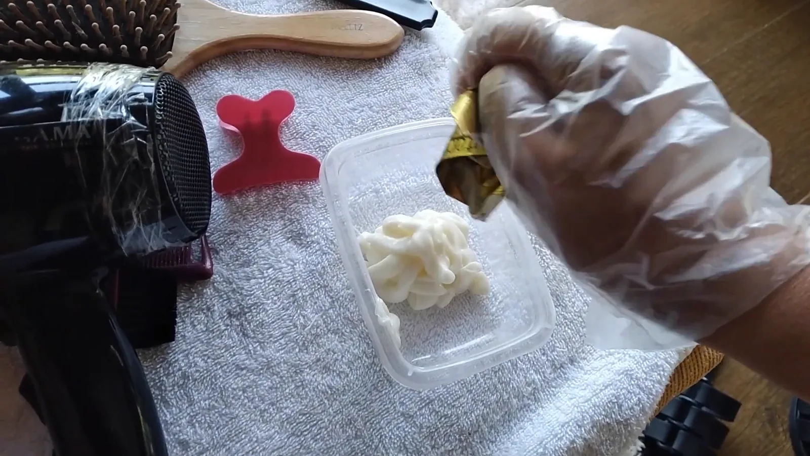 Creme redutor reconstrutor Mutari Progress colocado em pote para aplicação