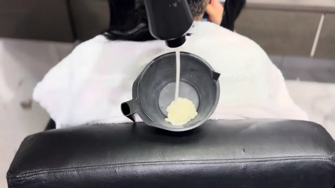 Frasco da progressiva dosando o produto na cumbuca para aplicação