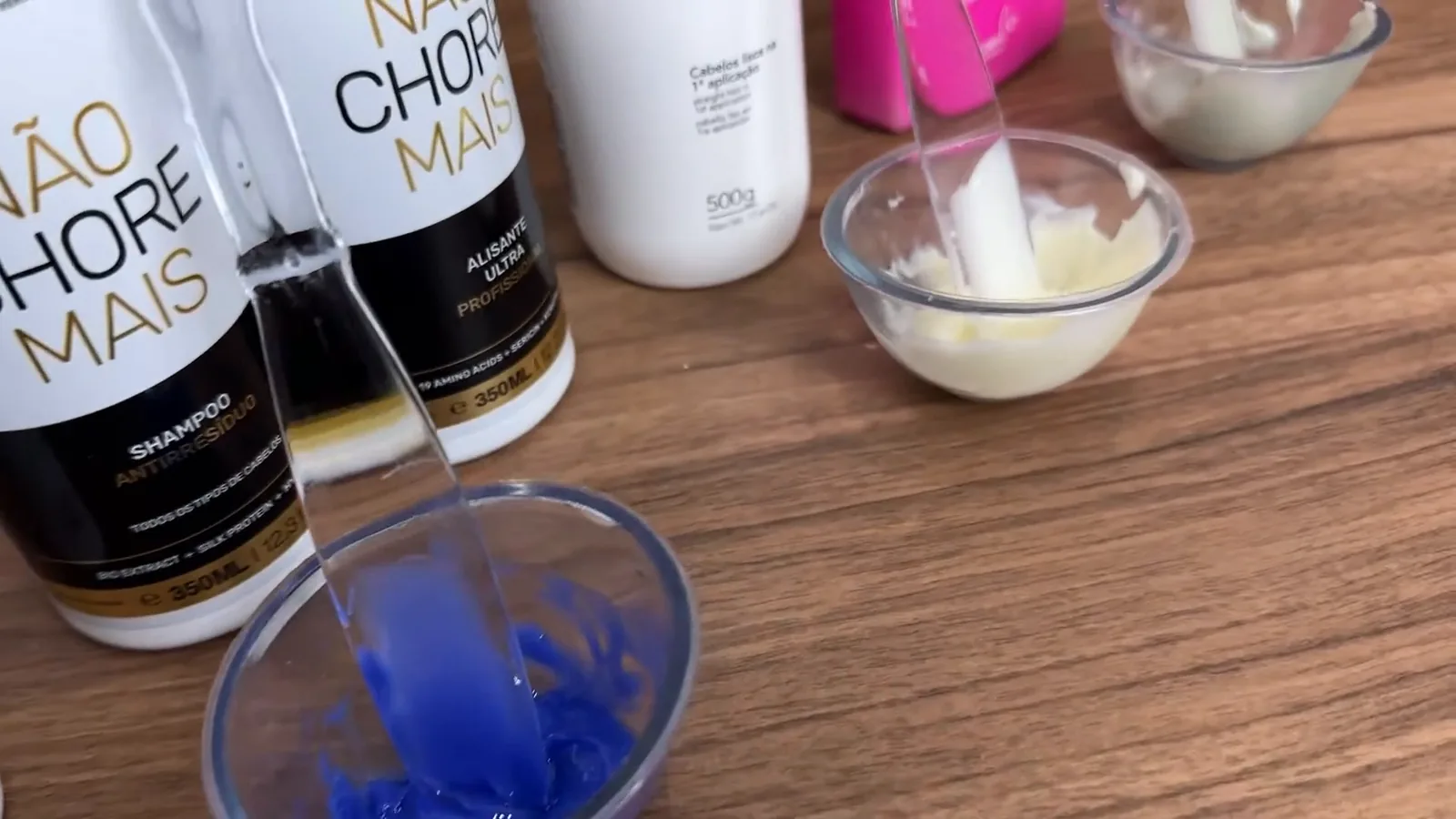 Aplicação de creme alisante com embalagem da progressiva Fashion Gold