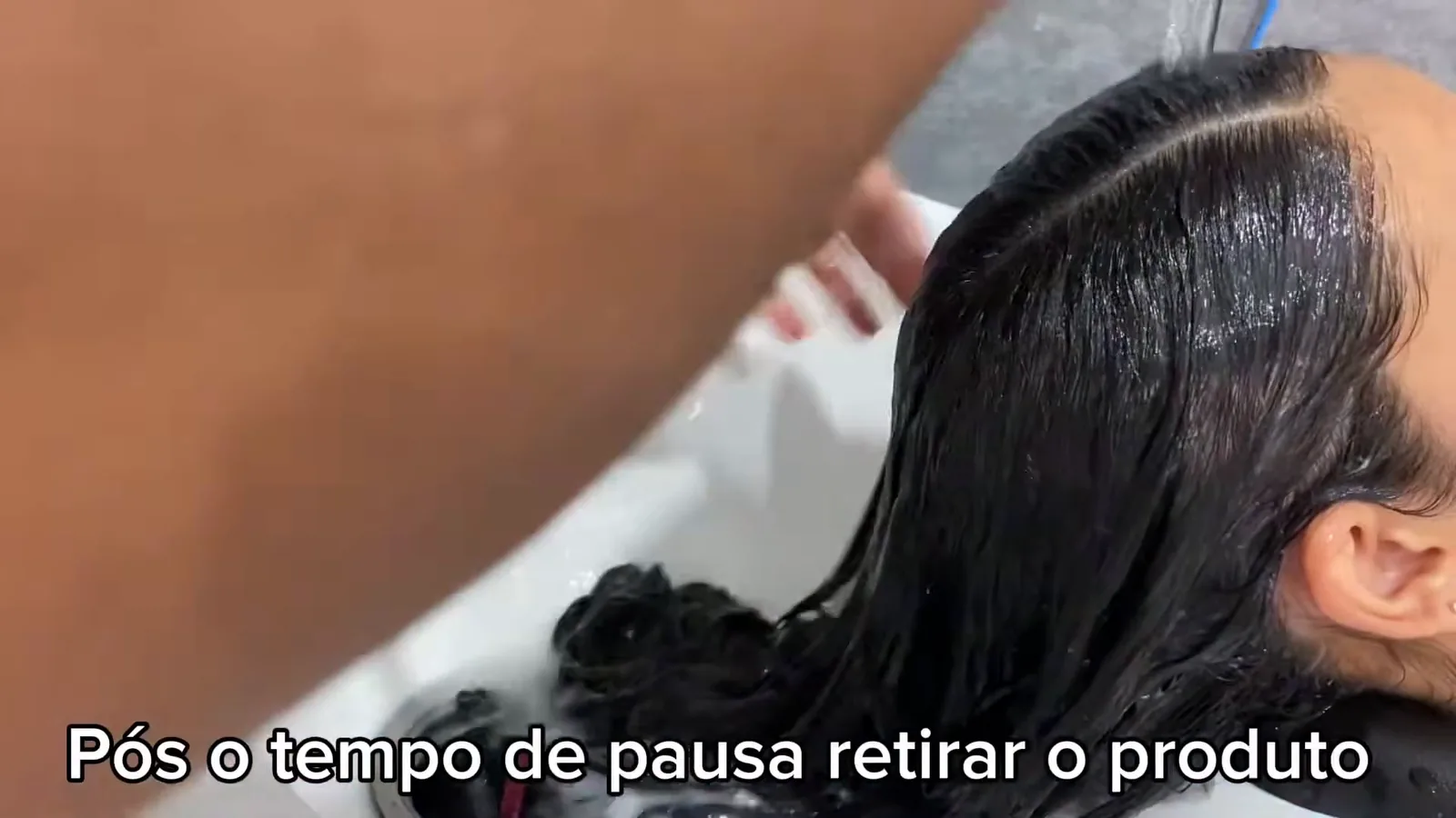 Enxágue completo da progressiva Prohall Select One no lavatório do salão