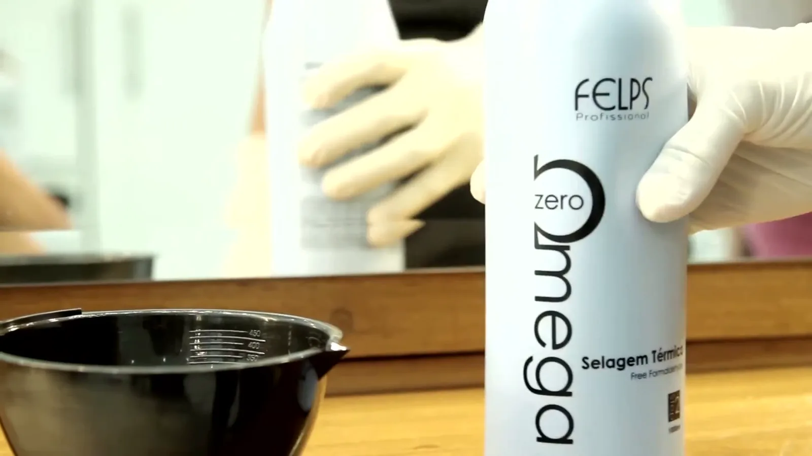 Embalagem da progressiva Felps Omega Zero durante o preparo do produto
