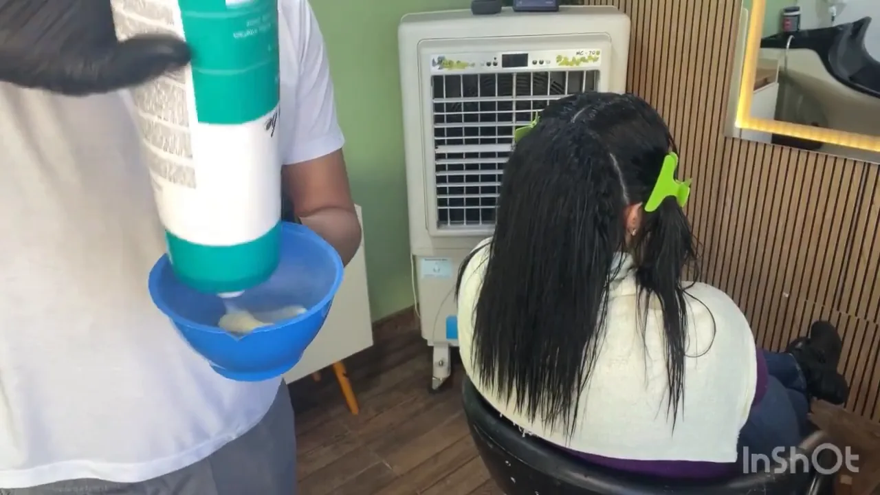 Produto Let Me Be despejado no pote para aplicação capilar