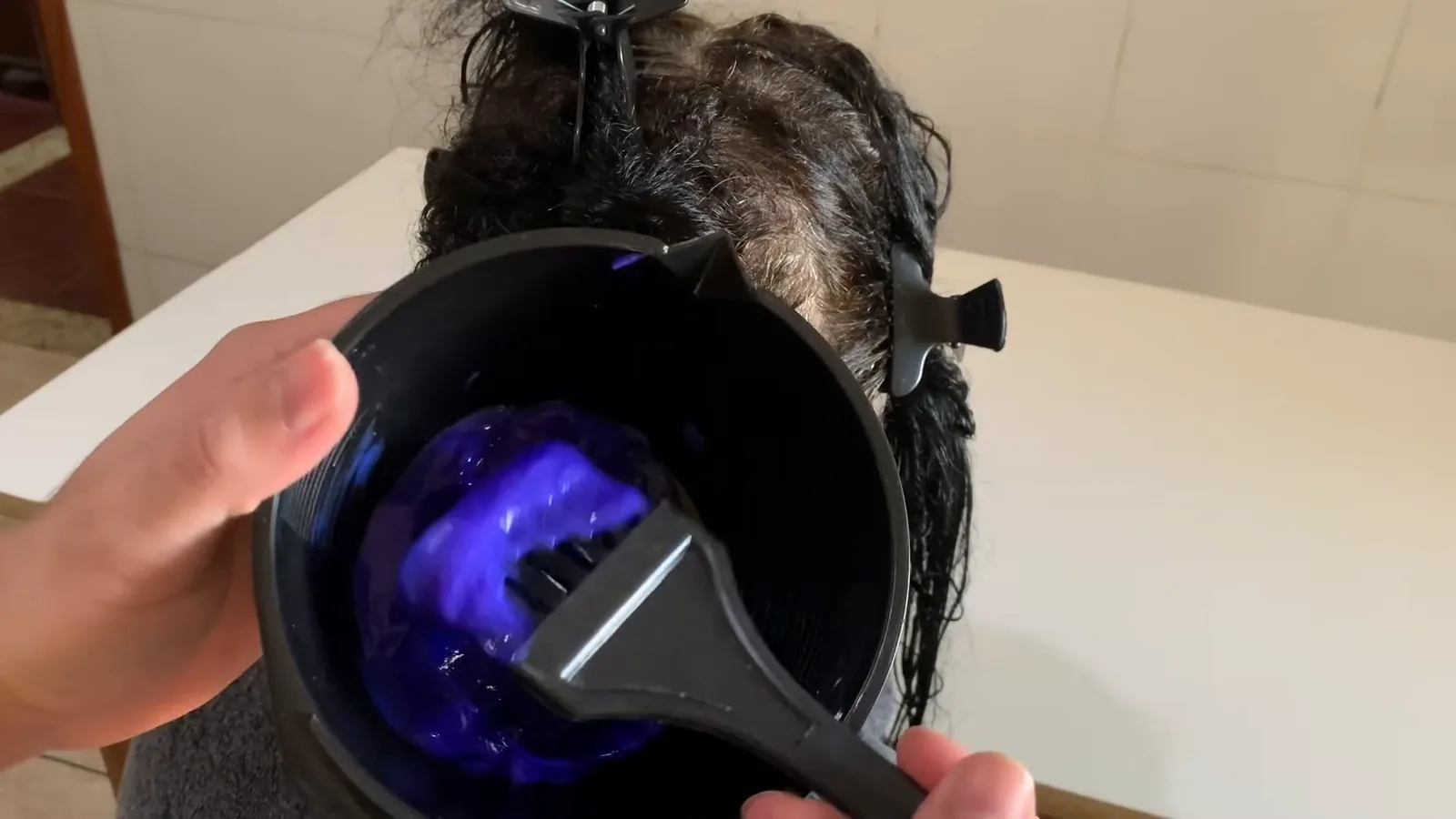 Creme roxo da progressiva no recipiente pronto para a aplicação