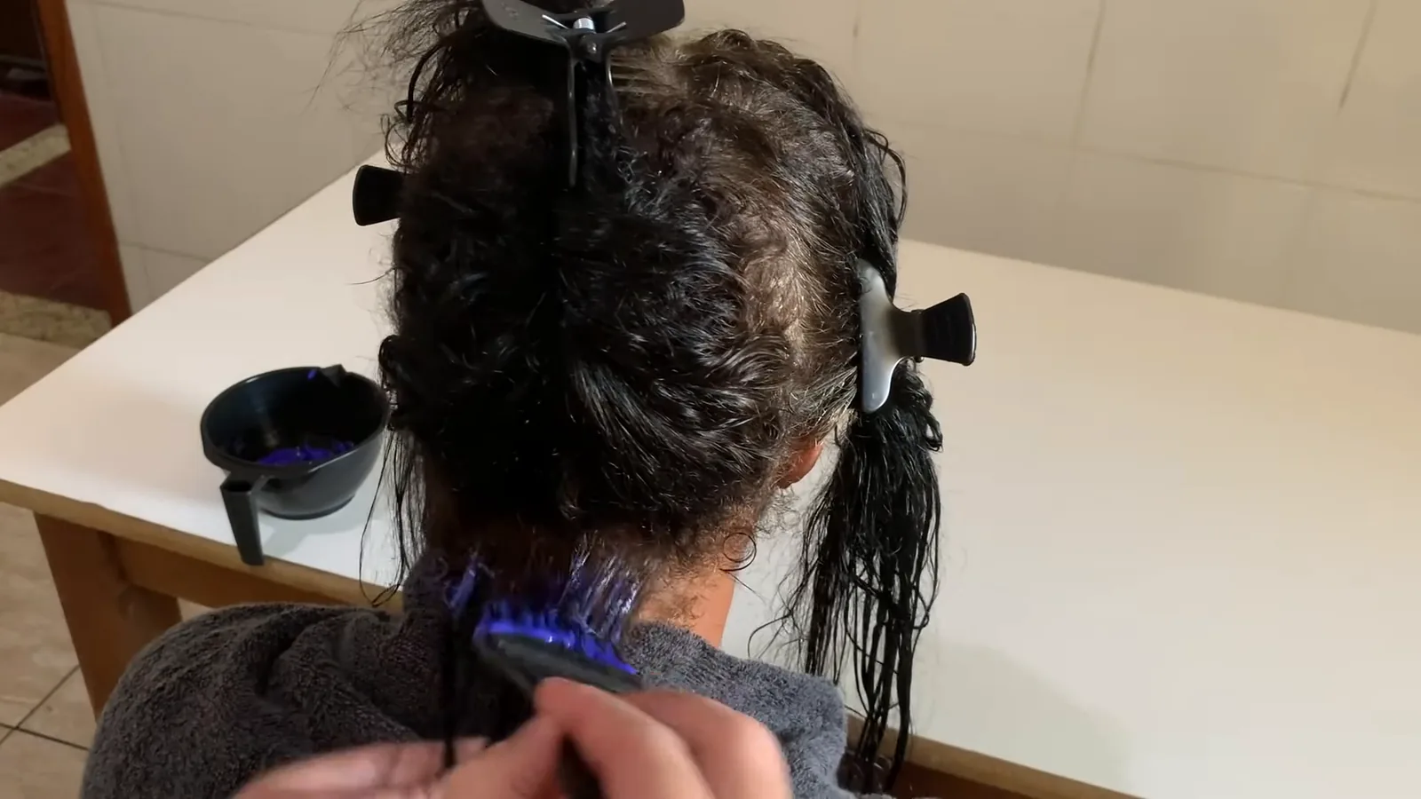 Aplicação da progressiva sem formol com pincel nas mechas capilares