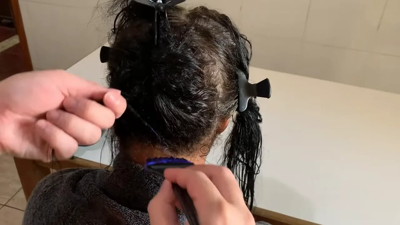 Aplicação da progressiva sem formol com pincel nas mechas