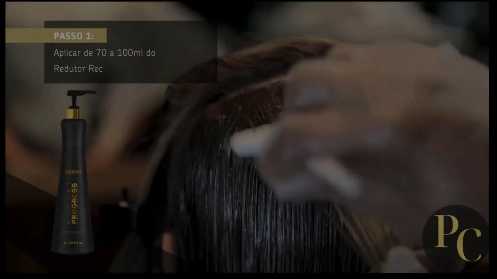 Aplicação do redutor reconstrutor com pincel em mechas finas de cabelo