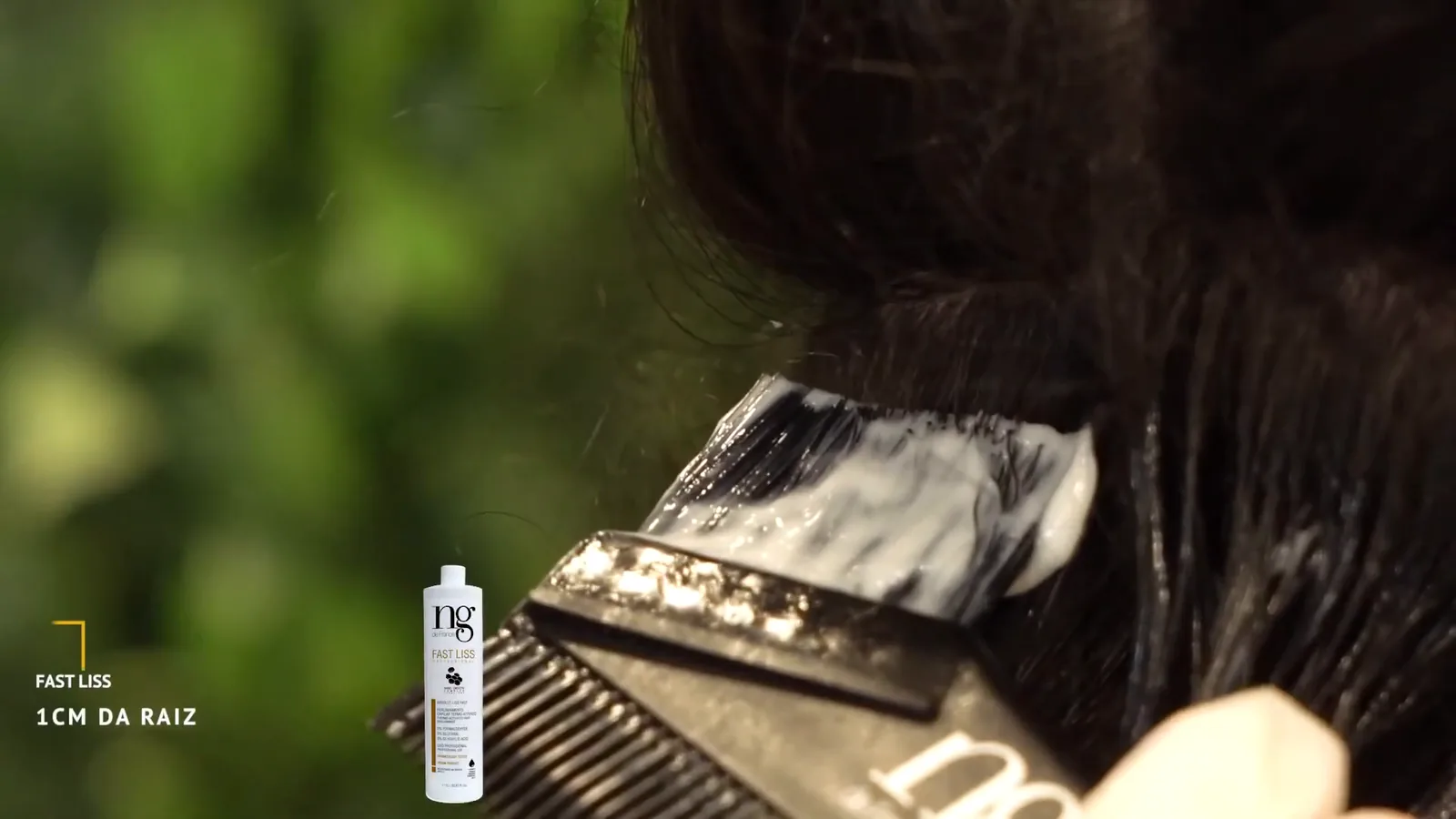 Aplicação do creme Fast Liss com pincel na mecha de cabelo