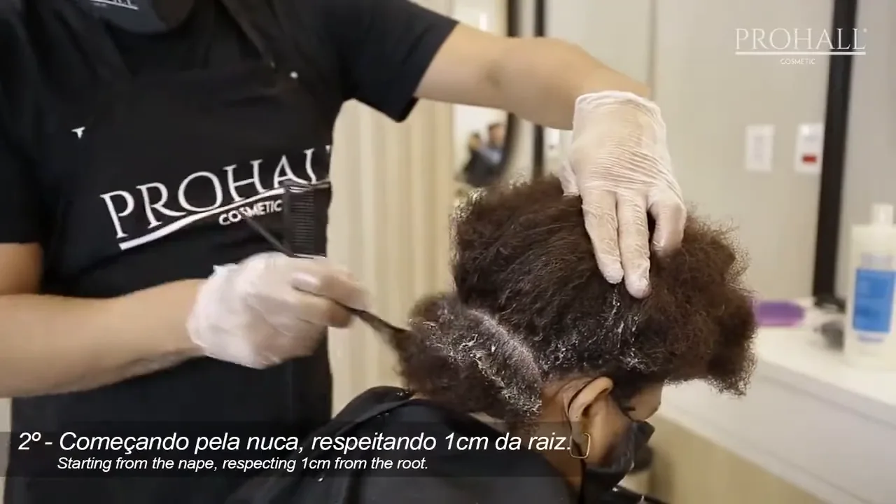 Aplicação da progressiva Select One com pincel mecha a mecha