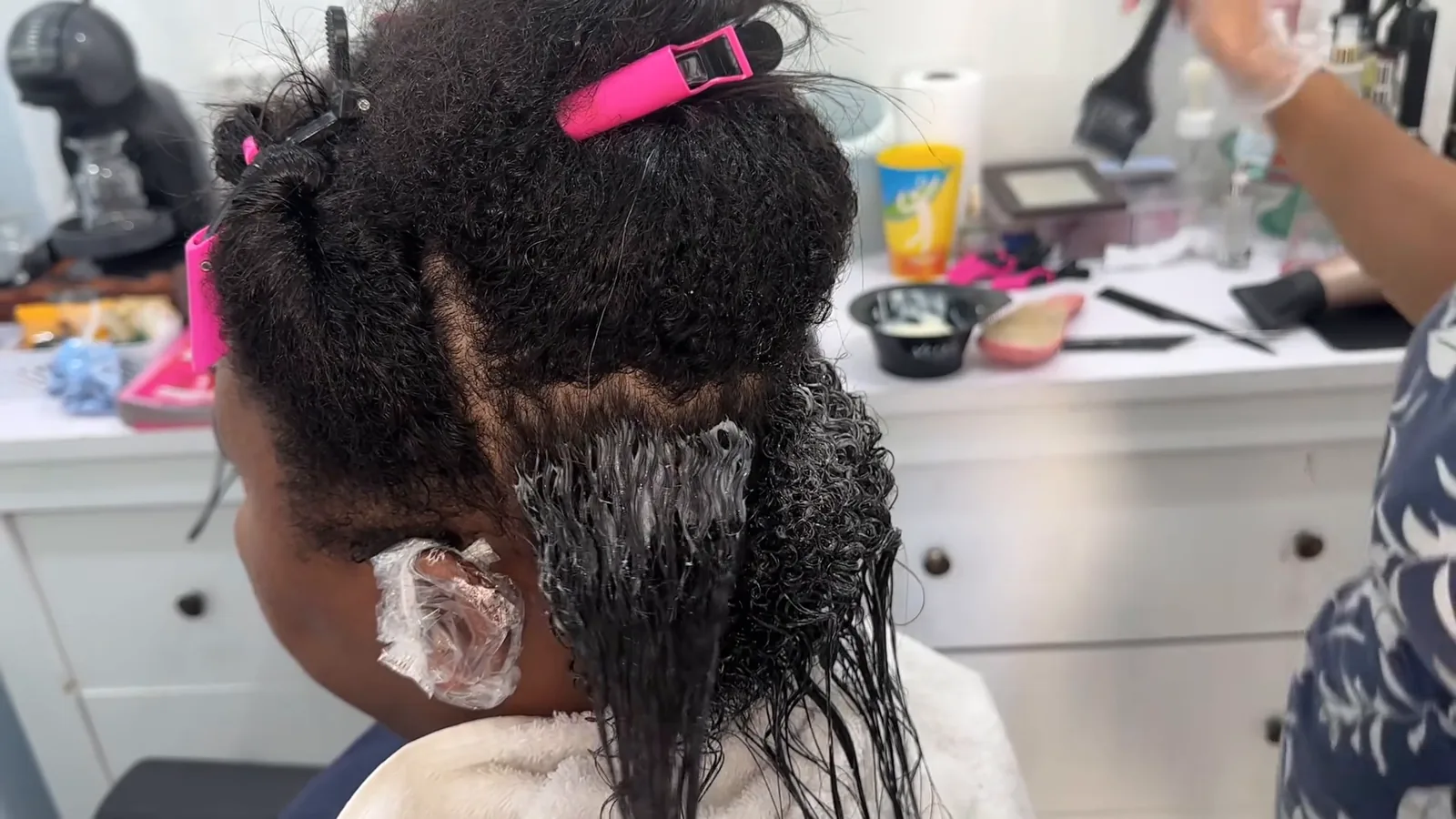 Aplicação da progressiva Fashion Gold com pincel nas mechas