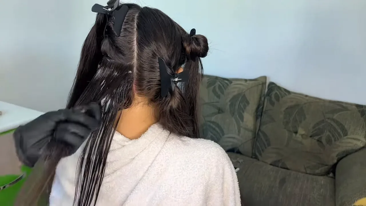 Passagem do creme alisante Fashion Gold nas mechas de cabelo