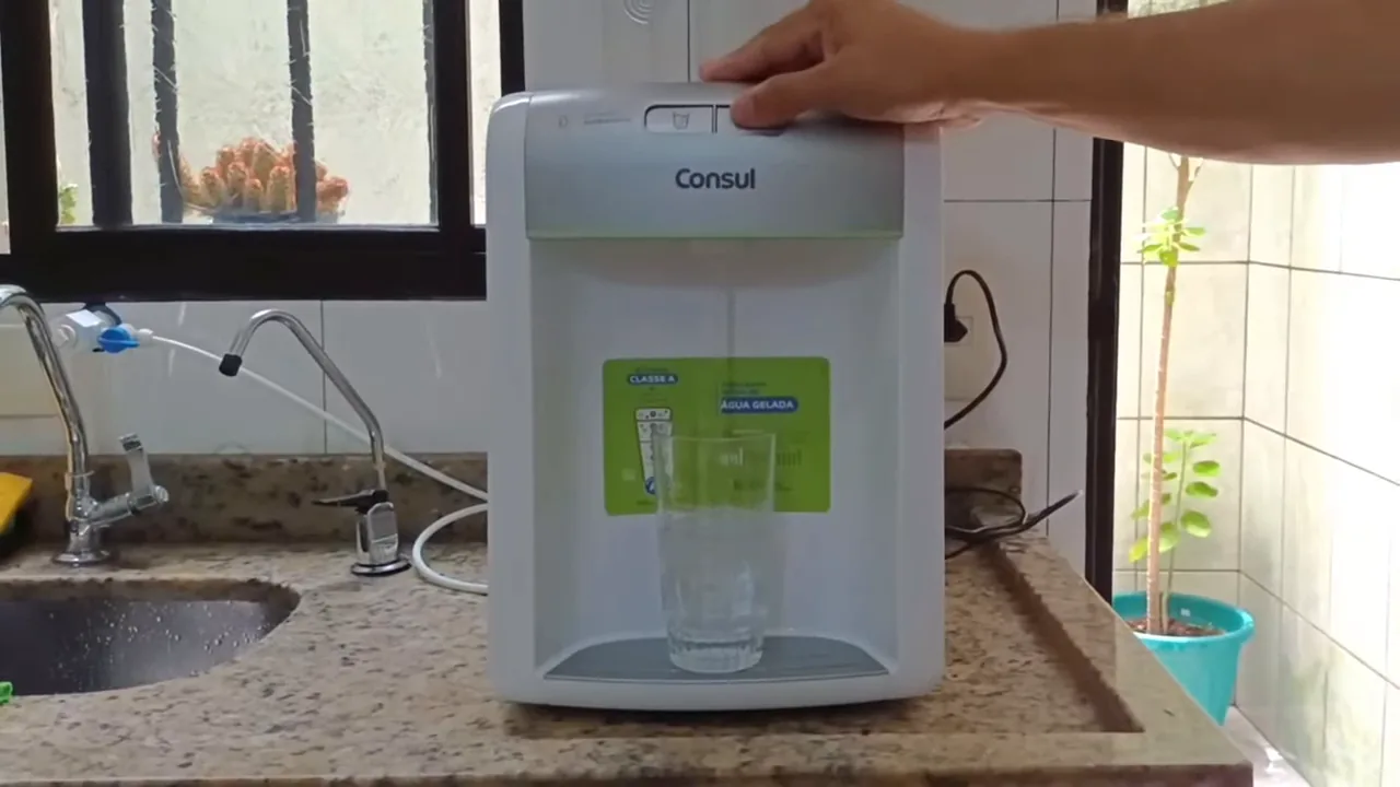 Purificador Consul CPB34 abastecendo copo com fluxo contínuo de água