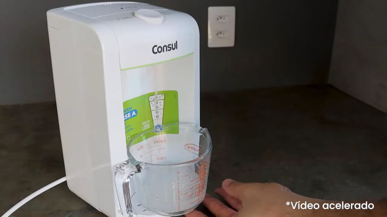 Purificador de água Consul CPC31AB enchendo copo na bancada da cozinha