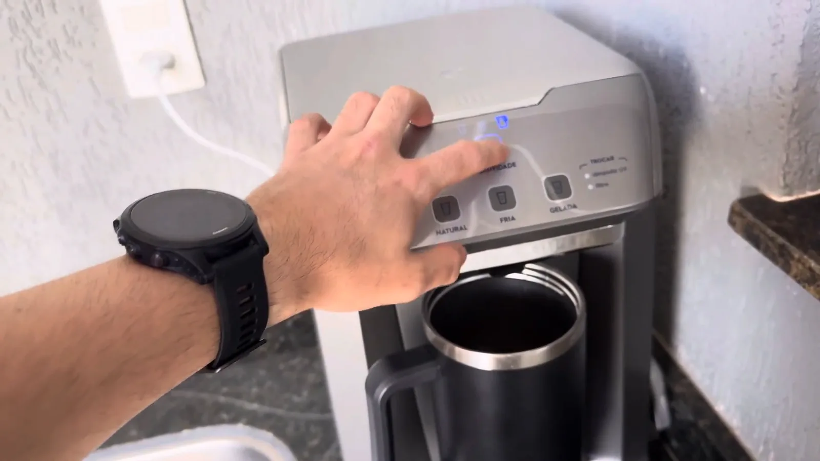 Painel touch do purificador Electrolux PA31G sendo programado pelo usuário