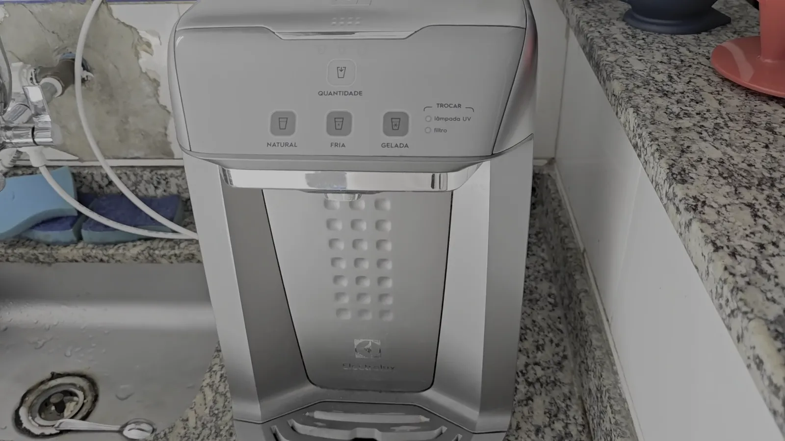 Purificador de água Electrolux PA31G instalado na bancada da cozinha