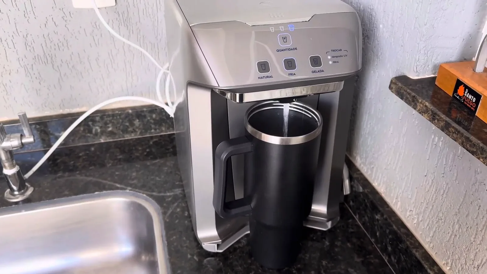 Purificador Electrolux PA31G despejando água fria diretamente no copo térmico