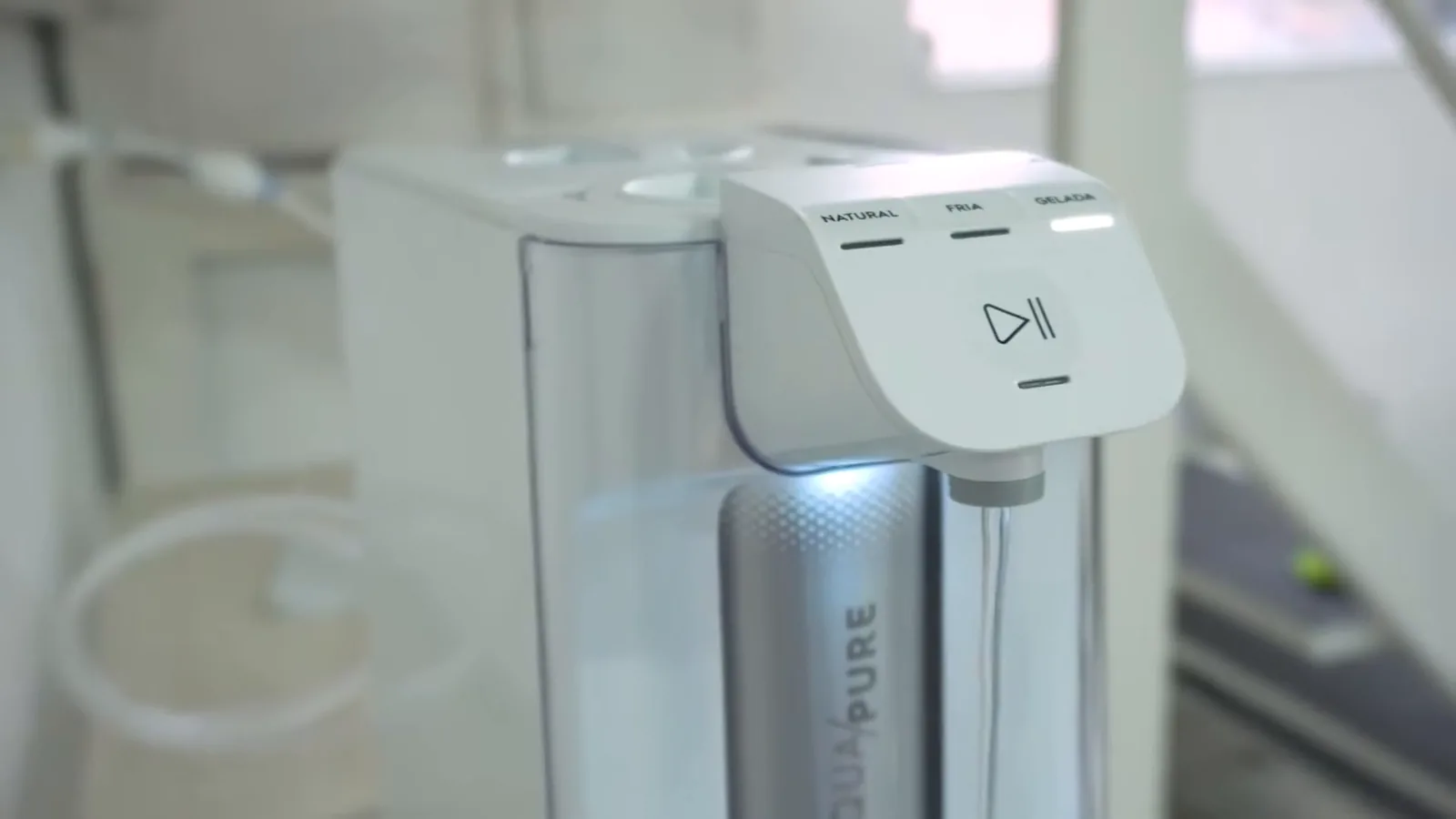 Purificador compacto Electrolux dispensando água com luz frontal acesa