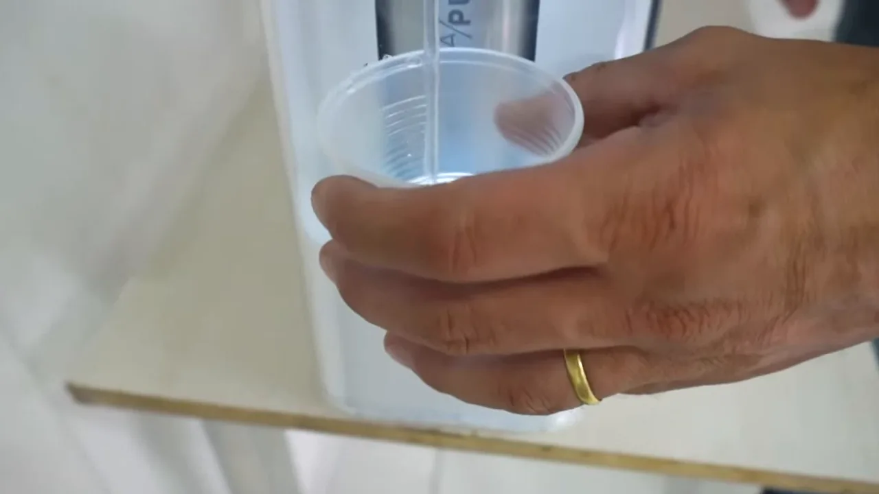 Fluxo contínuo de água enchendo o copo no purificador Electrolux