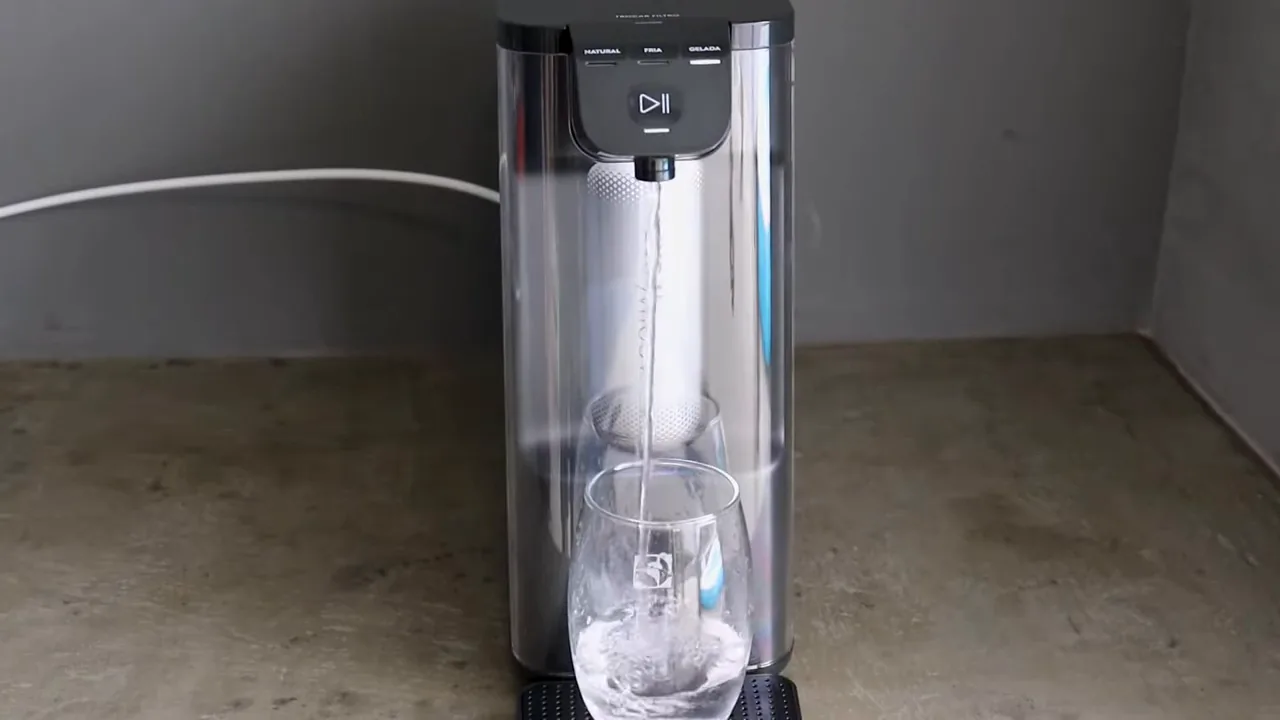 Purificador de água dispensando água gelada diretamente no copo