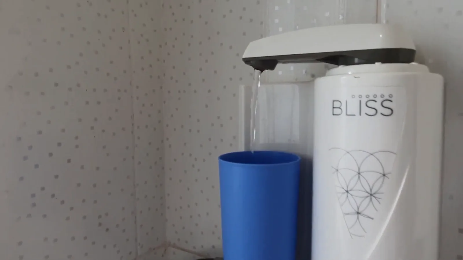 Purificador Europa Bliss despejando água no copo com fluxo contínuo