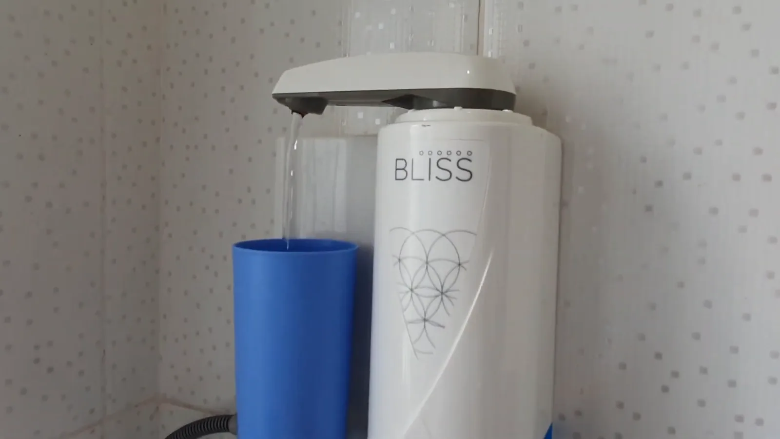 Purificador de água Europa Bliss liberando fluxo de água filtrada