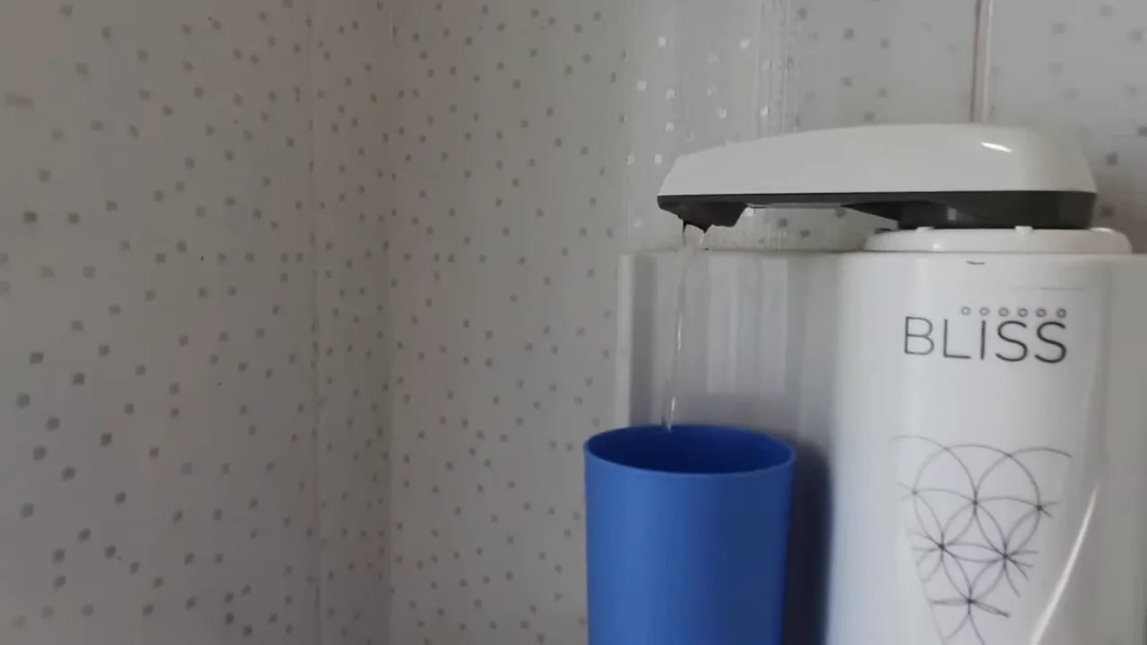 Fluxo contínuo de água do purificador Europa Bliss no copo