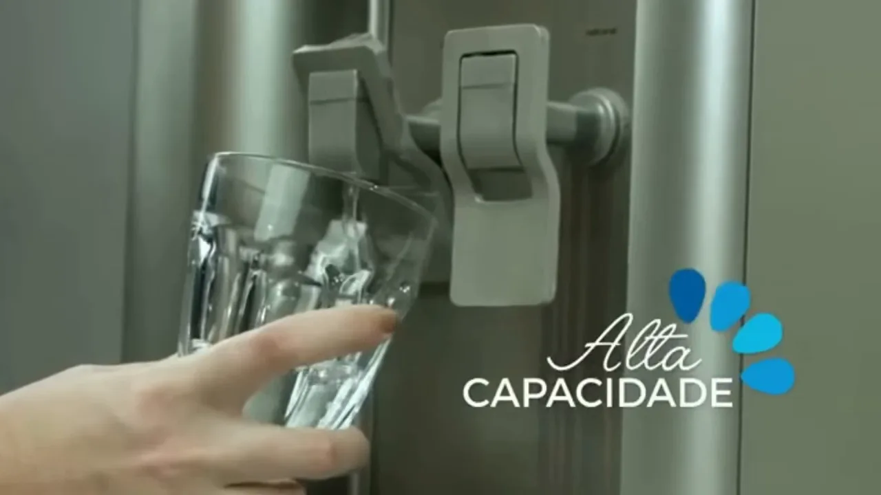 Purificador IBBL enchendo copo de vidro com fluxo contínuo
