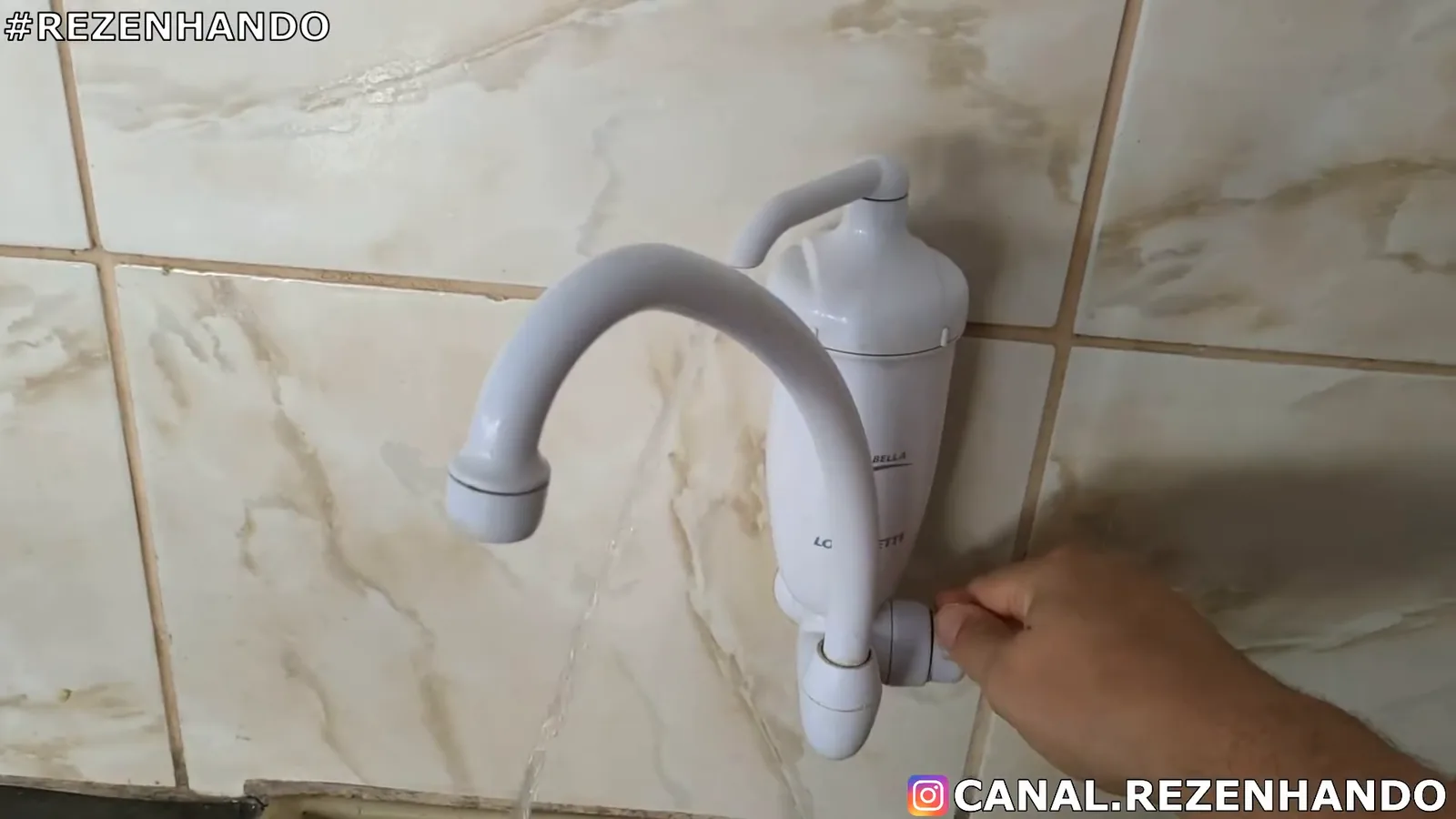 Purificador Acqua Bella liberando água filtrada pelo bico lateral