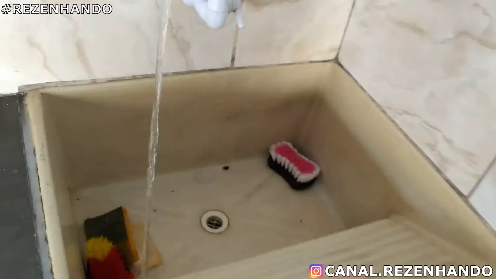 Torneira do purificador em funcionamento com fluxo contínuo de água