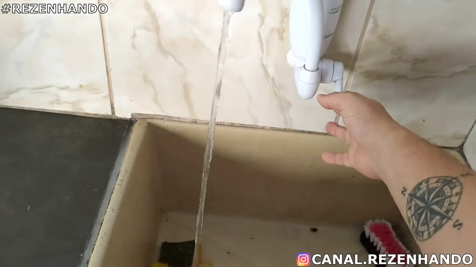 Acionamento da torneira integrada do purificador Lorenzetti em ambiente real