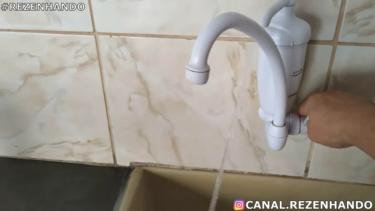 Saída de água purificada do modelo Lorenzetti Acqua Bella acionada
