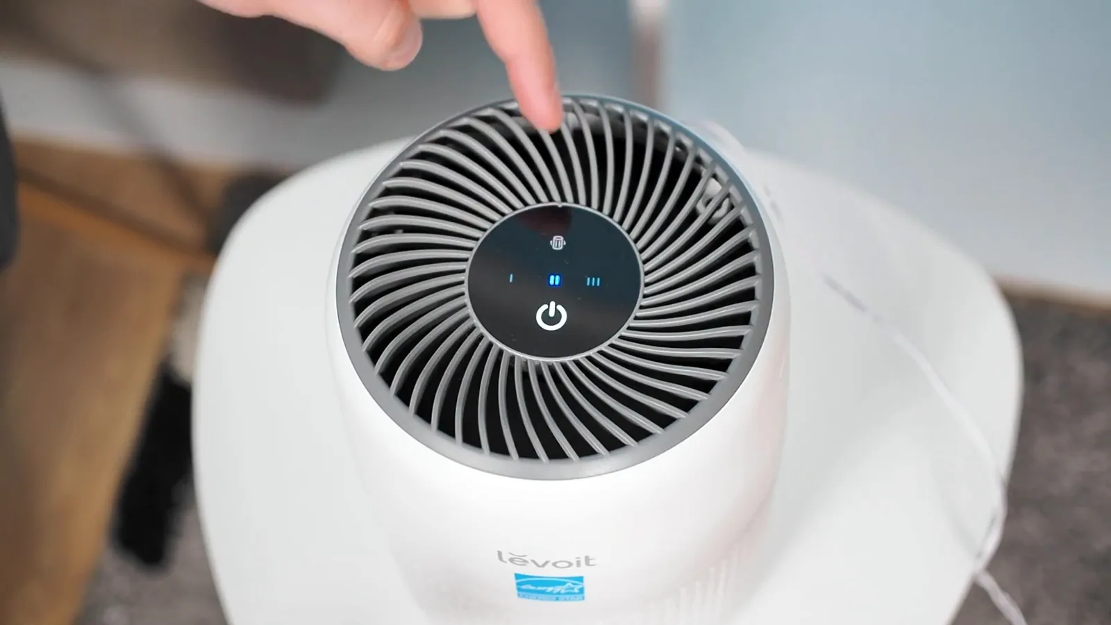 Painel sensível ao toque do purificador ajustando a velocidade de ventilação