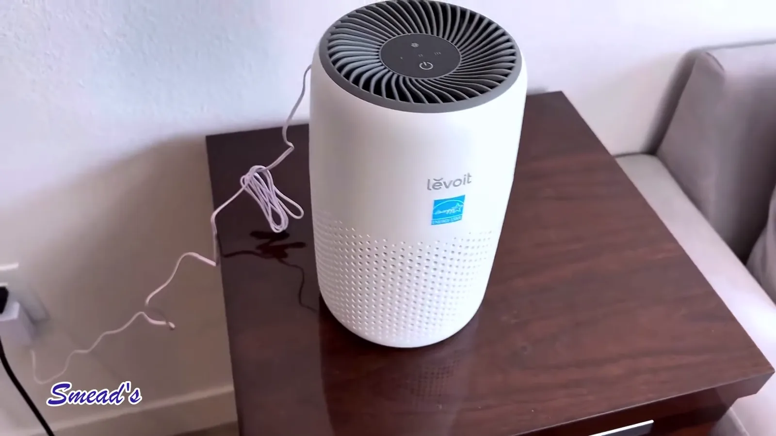 Purificador compacto posicionado em mesa de apoio em ambiente real