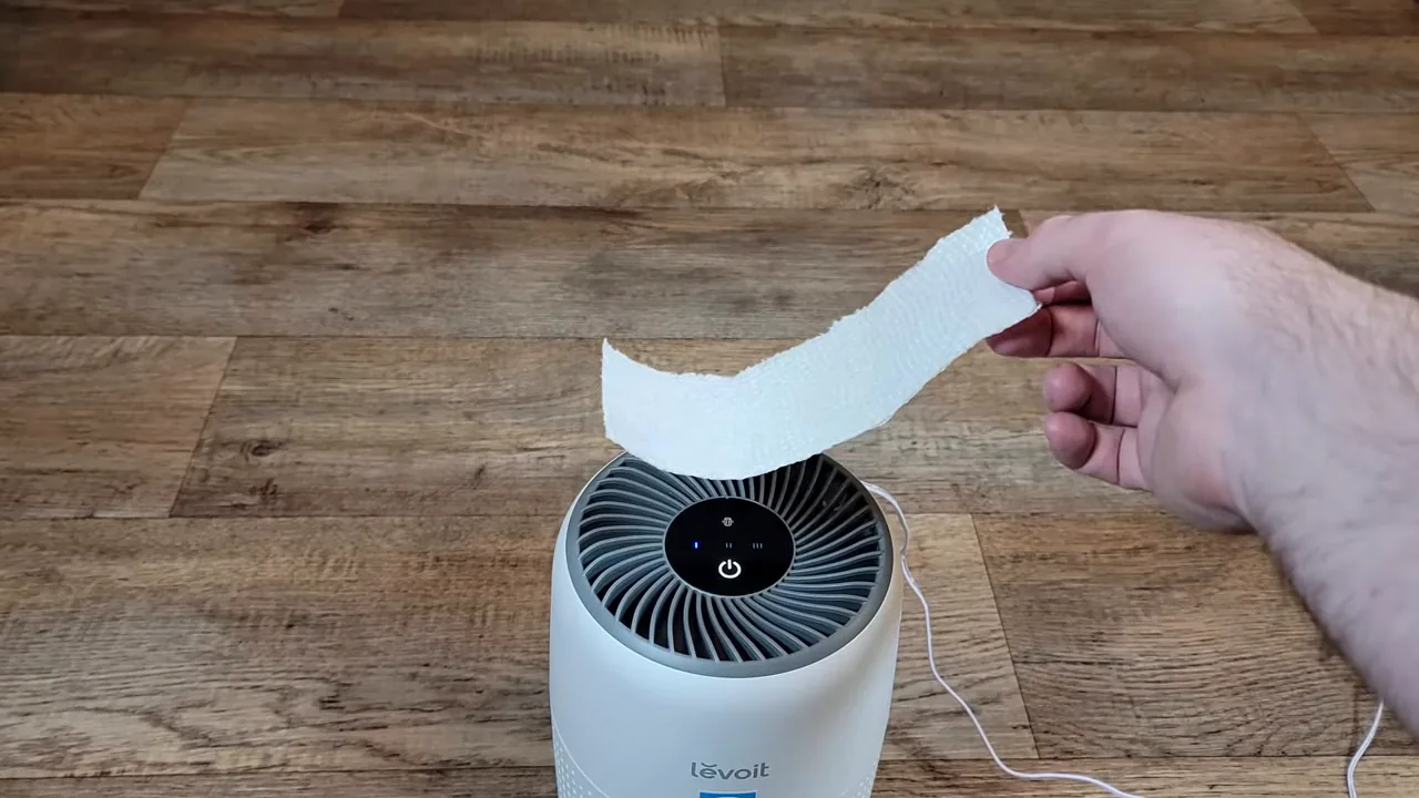 Purificador compacto em funcionamento mantendo papel toalha suspenso no ar