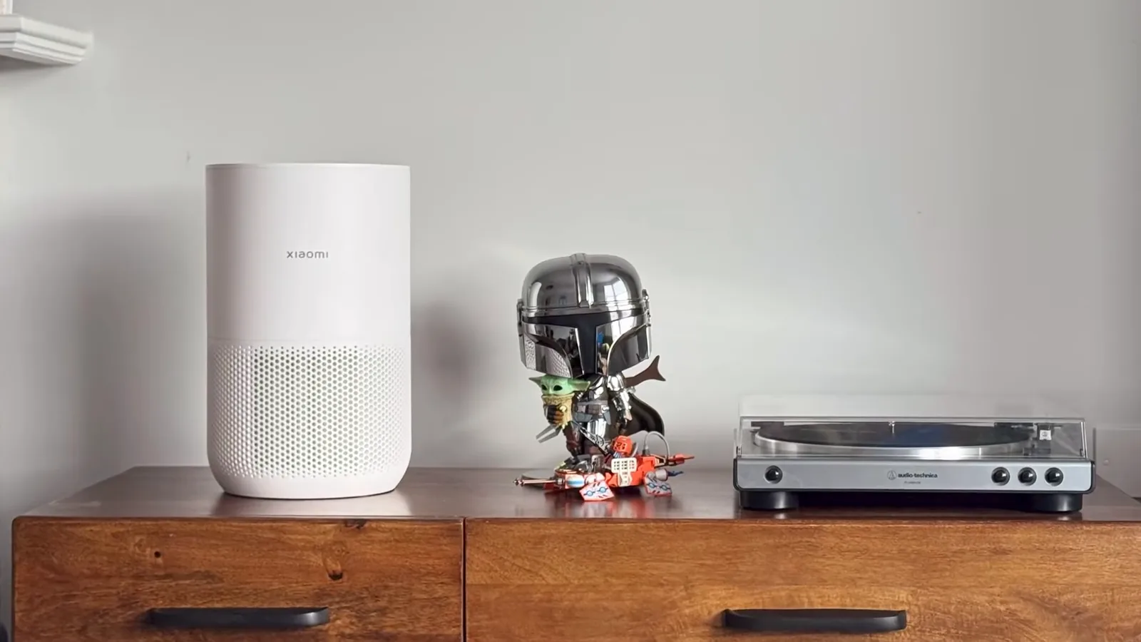Purificador Xiaomi compacto posicionado sobre móvel em ambiente residencial decorado