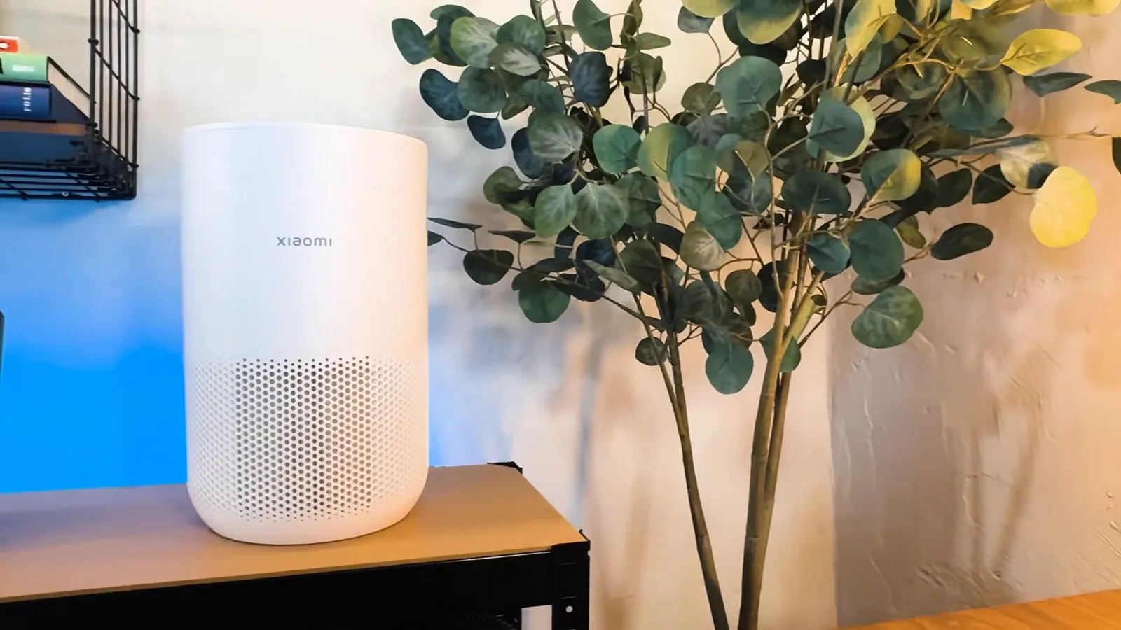 Design cilíndrico do purificador Xiaomi integrado à decoração do quarto