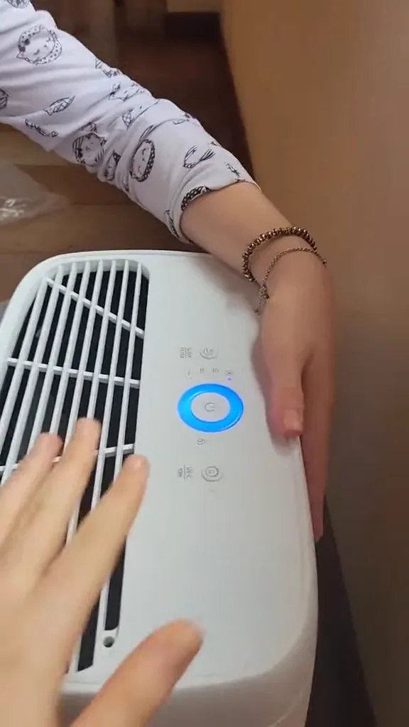 Acionamento do purificador com anel de luz azul ligado