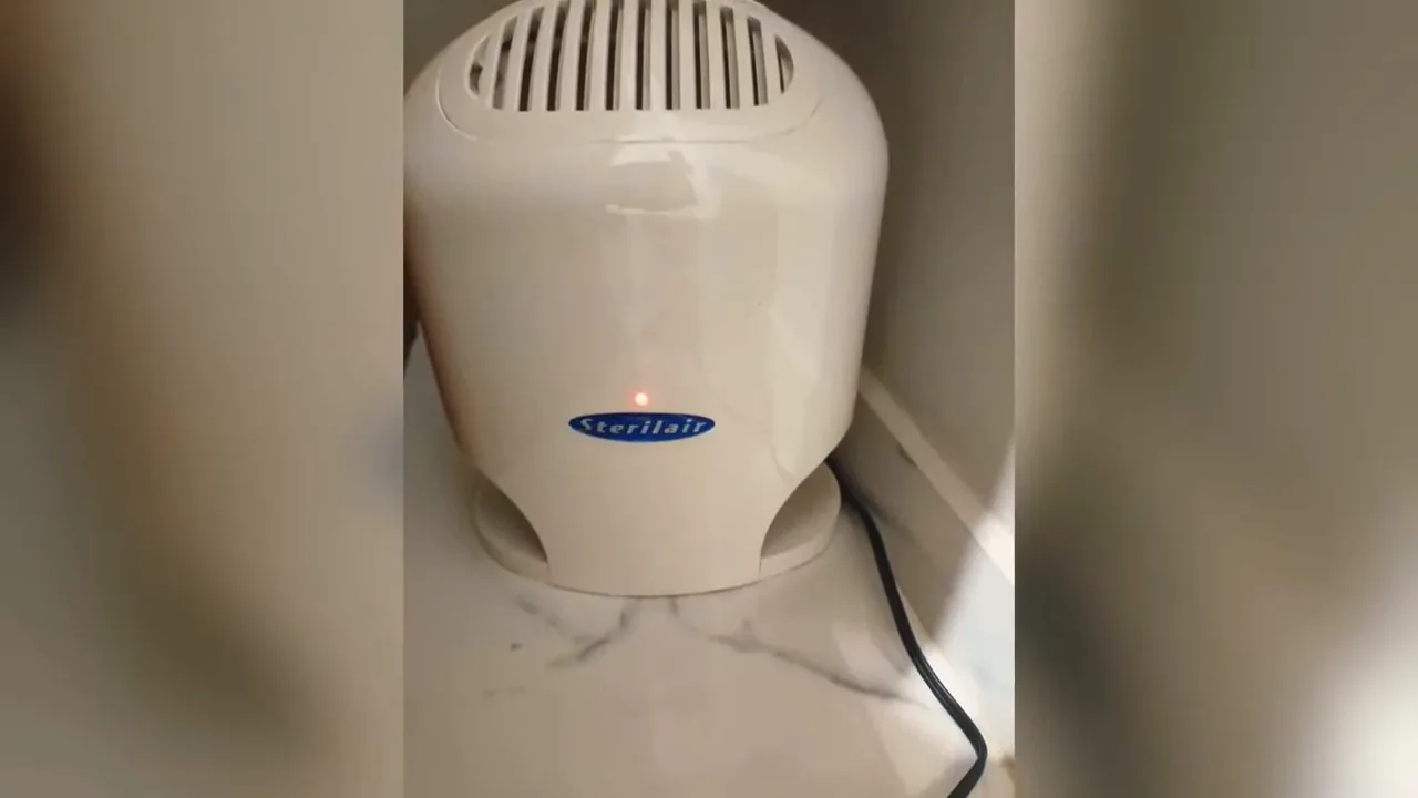 Purificador térmico Sterilair branco em funcionamento silencioso no ambiente