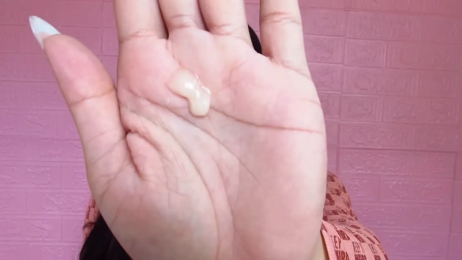 Textura cremosa do produto aplicada na palma da mão para uso
