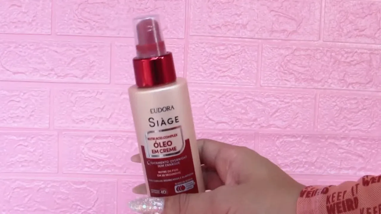 Manuseio do frasco do óleo em creme Eudora Siàge em detalhe