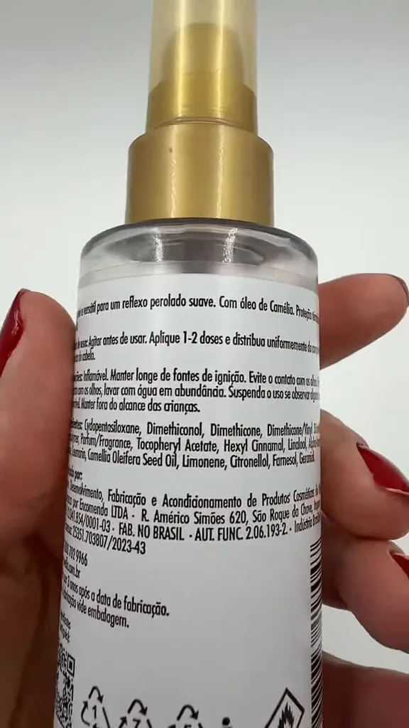Apresentação e manuseio do frasco de óleo reparador Wella