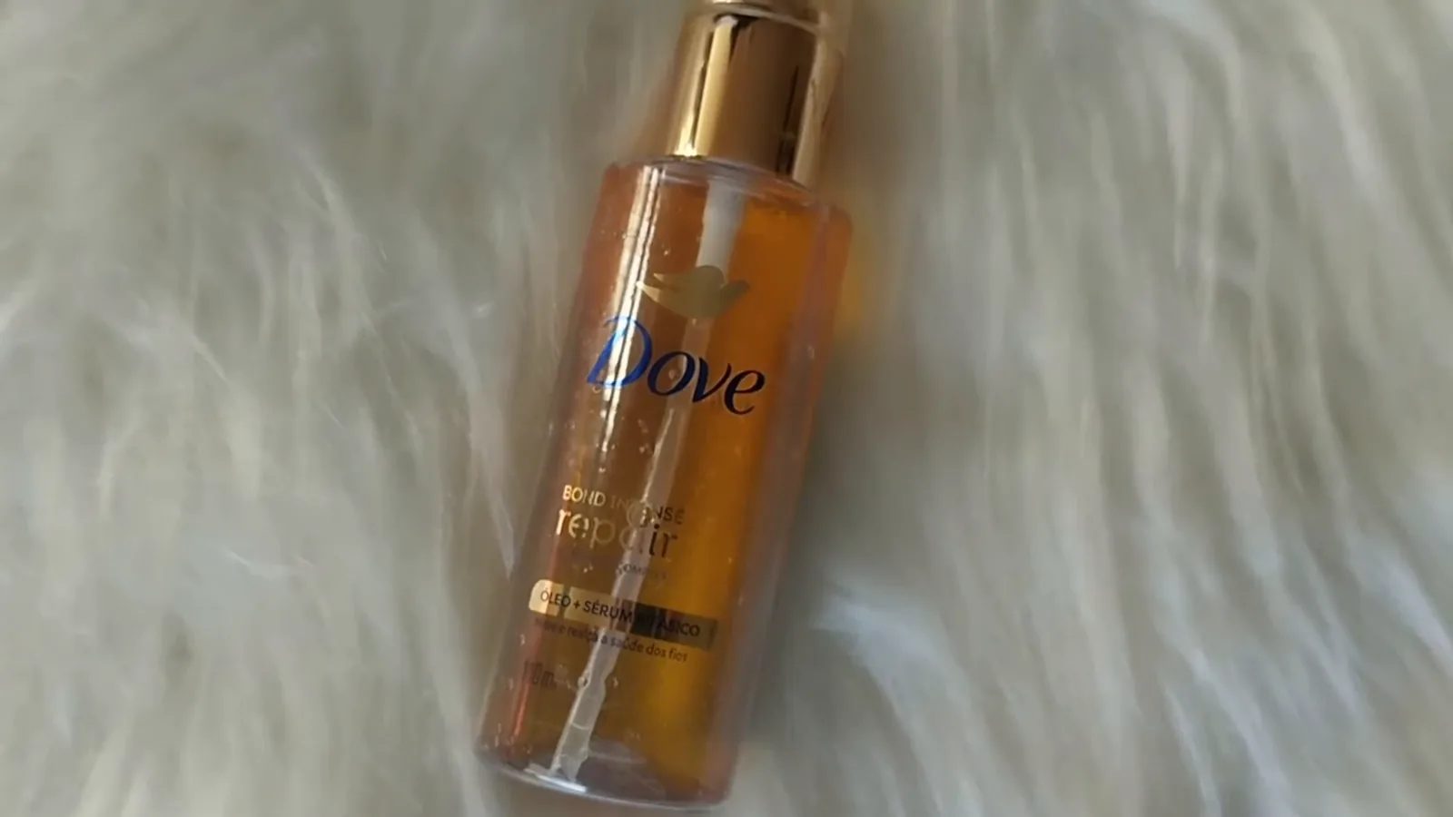 Frasco do óleo e sérum bifásico Dove Bond Intense Repair em detalhe