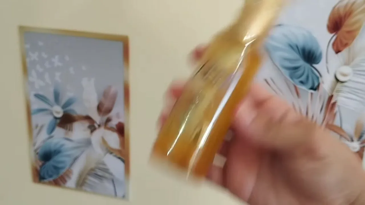 Agitação do frasco para misturar as duas fases do óleo sérum Dove