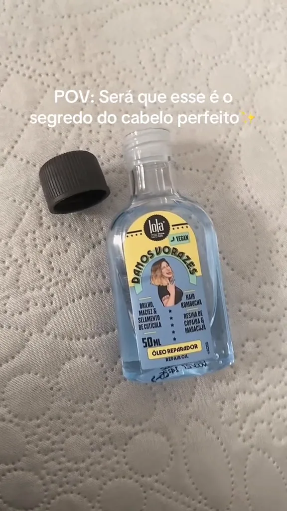 Frasco do óleo reparador Danos Vorazes aberto sobre a superfície