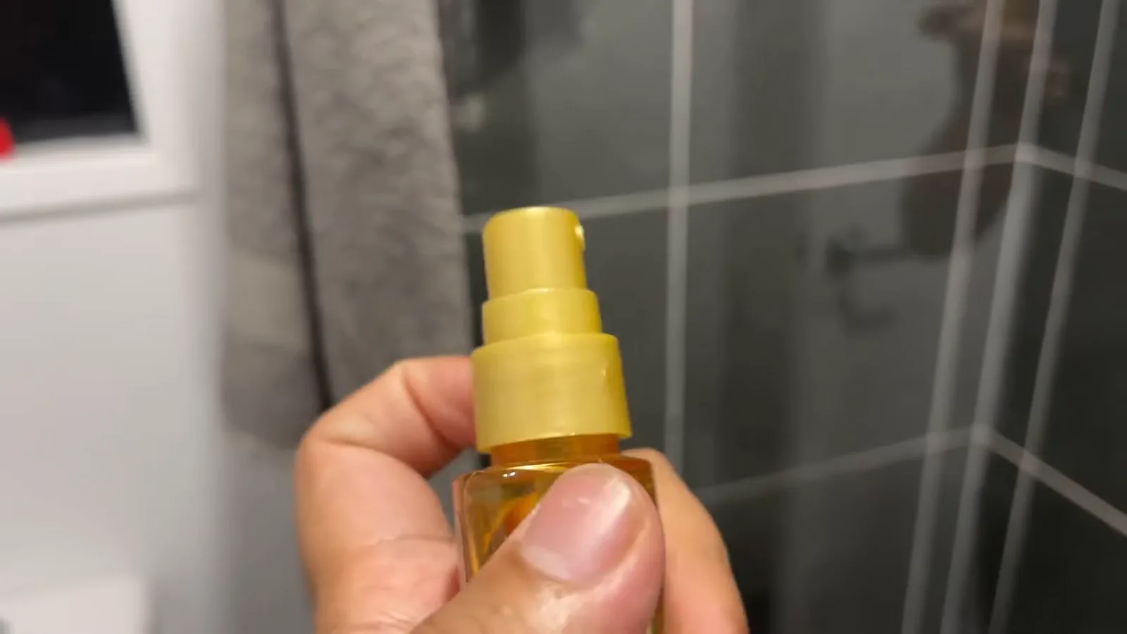 Detalhe da válvula dosadora pump do óleo Kérastase Elixir Ultime